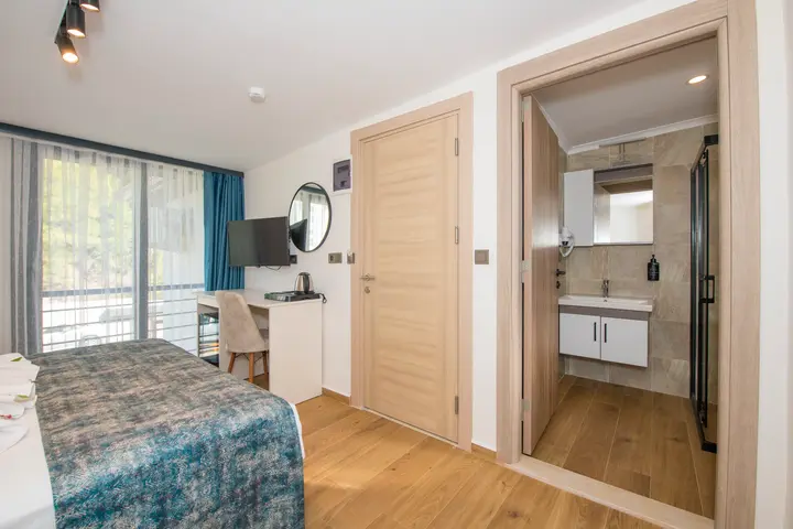 Deluxe Suite Bathroom